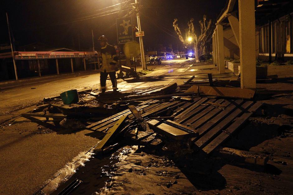 Cientos de miles de chilenos están evacuando la zona costera del país tras la alerta de tsunami. (Foto: EFE)