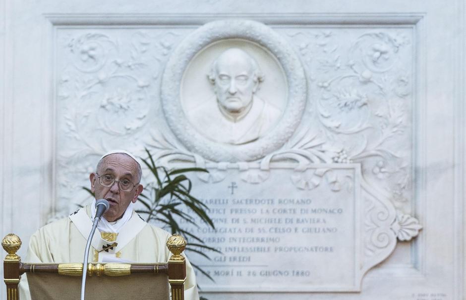 El papa visitó hoy el cementerio de Roma por el Día de Todos los Santos y, en su homilía, trazó el camino al Cielo, a la felicidad, de la que a su juicio no pueden disfrutar aquellos que "meten cizaña" o "se aprovechan de los otros". (Foto: Efe)