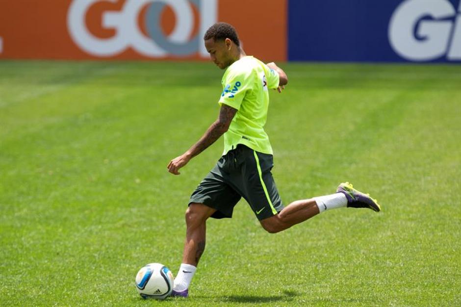 Neymar cumplió las dos fechas de sanción que acarreaba desde la Copa América de Chile y estará en el clásico sudamericano. (Foto: EFE)