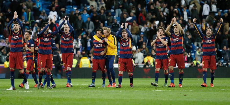 Los jugadores del FC Barcelona celebran con la afición la victoria ante el Real Madrid, tras el partido de Liga de Primera División, de la jornada 12º, que les enfrentó en el Estadio Santiago Bernabéu, en Madrid. (Foto: EFE/JuanJo Martín)