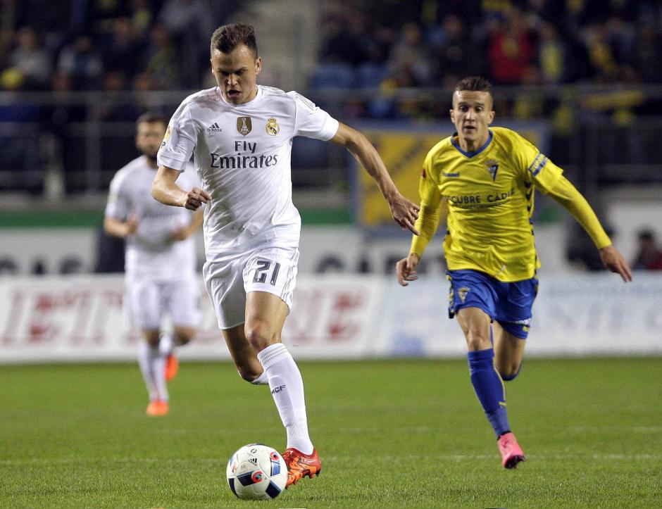 Denis Cheryshev (I), delantero ruso del Real Madrid, durante el juego contra el Cádiz por la Copa del Rey. (Foto: Román Ríos/EFE)