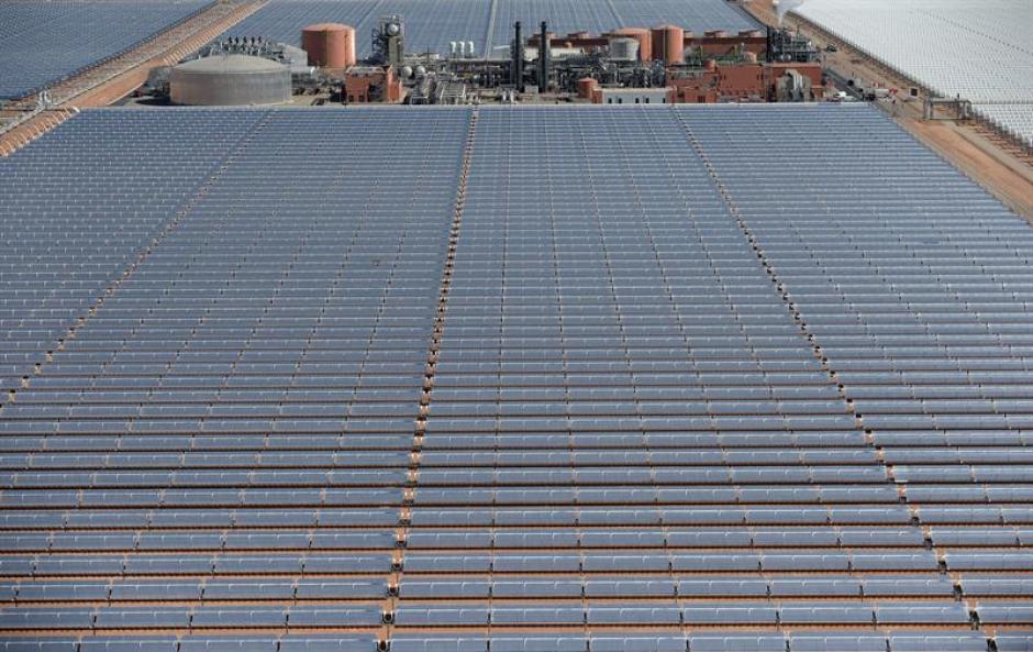 Marruecos inauguró la planta de energía solar más grande del mundo. (Foto: EFE)