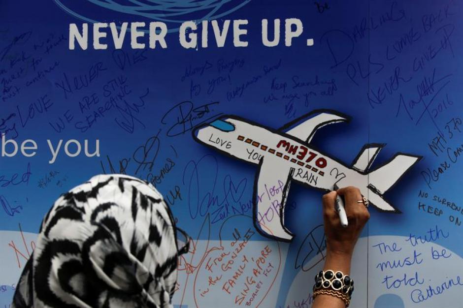  Familiares de los desaparecidos en el avión del vuelo MH370 de MalaysiaAirlines recuerdan a sus seres queridos. (Foto: EFE)