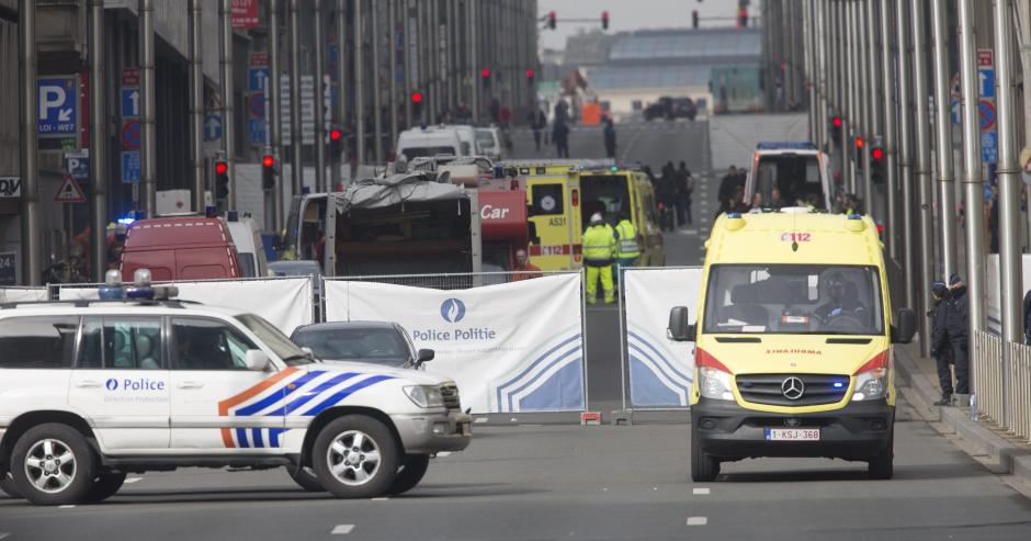 Servicios de emergencia acuden a la estación de metro de Malbeek en Bruselas, donde se produjo el ataque. (Foto: EFE)