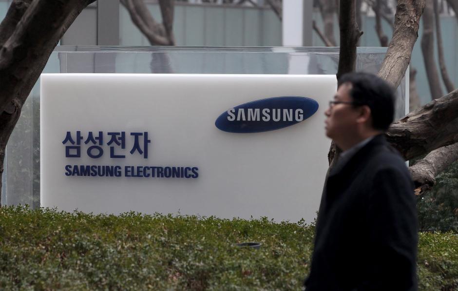 Un surcoreano pasa delante de la sede de Samsung Electronics, en Seúl (Corea del Sur). (Foto: EFE/Archivo) 