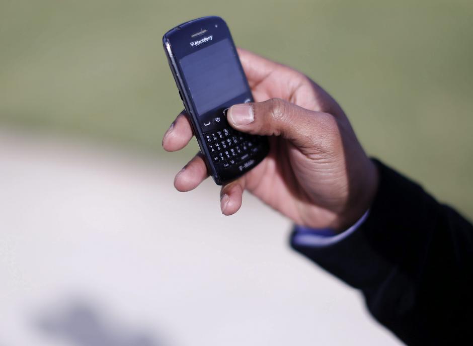 Un hombre utiliza su móvil de la marca Blackberry. (Foto: EFE/Archivo)
