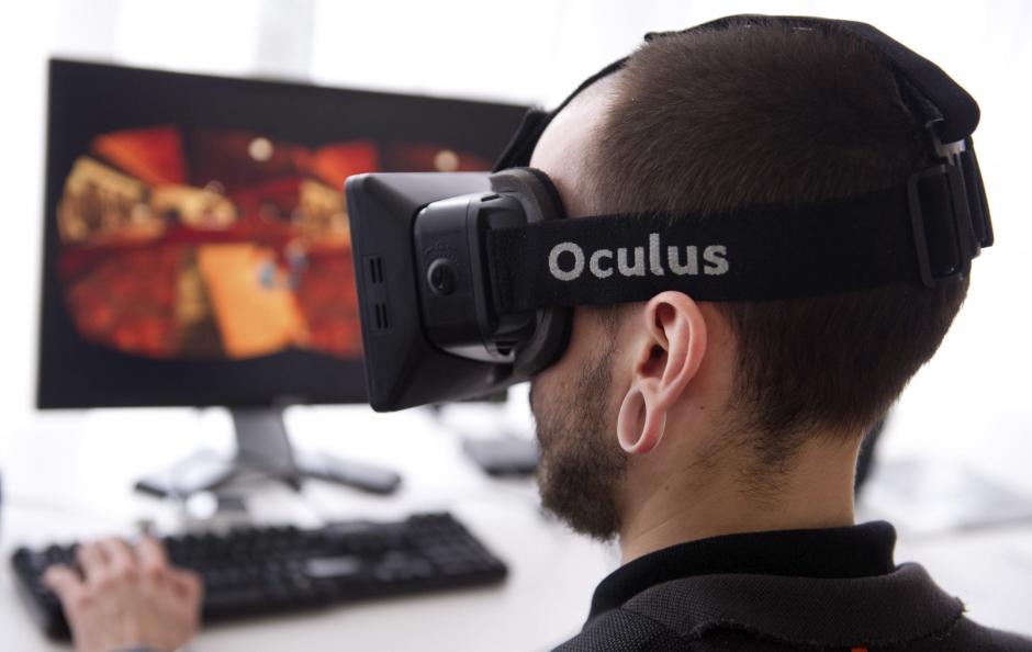 Un hombre utiliza el "Oculus Rift", un sistema de inmersión en realidad virtual, en la Semana Internacional del Videojuego en Berlín (Alemania). (Foto: EFE/Archivo)