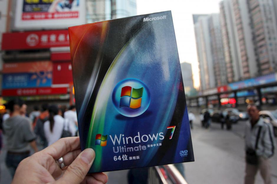 Un hombre muestra una copia del nuevo sistema operativo Windows 7 de Microsoft en Guangzhou (China). (Foto: EFE/Archivo)