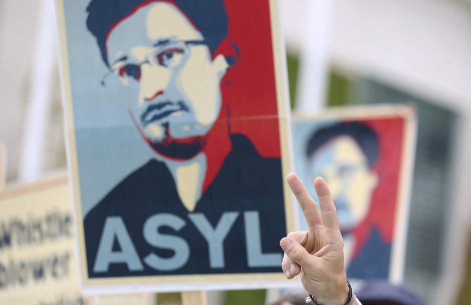 Activistas de la organización Campact se manifiestan frente a la Cancillería alemana para apoyar al extécnico de la CIA Edward Snowden, en Berlín (Alemania). (Foto: EFE/Archivo)