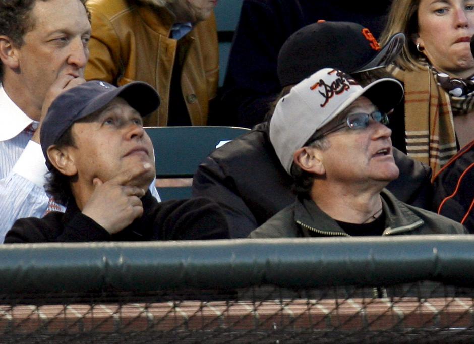 Los actores y cómicos estadounidenses Robin Williams y Billy Crystal durante un partido de béisbol disputado por los Giants de San Francisco y los Yankees de Nueva York en el estadio AT&T Park de San Francisco, California (Estados Unidos). (Foto: EFE/Archivo)