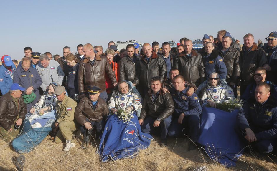 Integrantes del equipo de búsqueda y rescate posan junto a los cosmonautas rusos Oleg Artemyev, Alexander Skvortsov y el astronauta estadounidense de la NASA Steve Swanson, tras su aterrizaje abordo del Soyuz TMA-12M este, hoy cerca a la ciudad de Zhezkazgan, Kazajistán. (Foto: EFE)