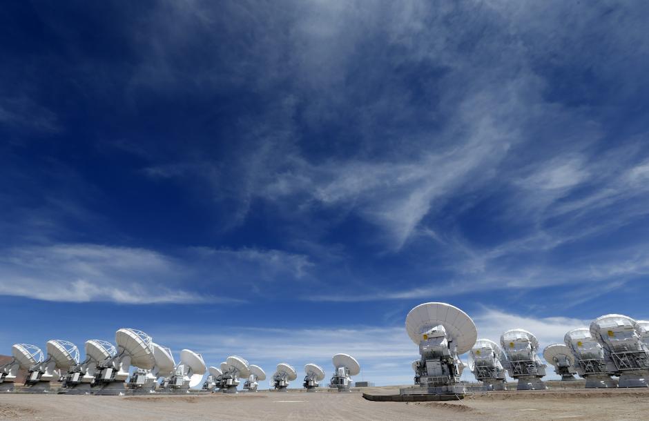 Vista general del conjunto de antenas radiotelescópicas instaladas en el altiplano Llano de Chajnantor y que forman parte del Atacama Large Milimeter Array (ALMA), en la Cordillera de los Andes, a unos 70 kilómetros de San Pedro de Atacama (Chile). (Foto: EFE/Archivo)