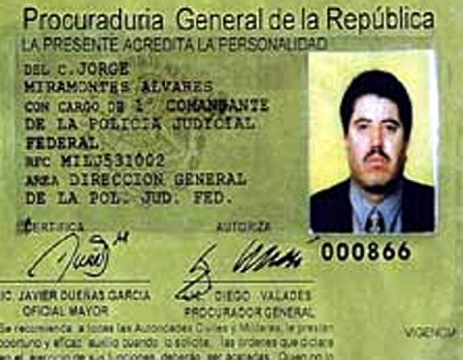 La credencial con el nombre de un comandante de la Procuraduría General de la República (PGR) y la fotografía del narcotraficante Vicente Carrillo Fuentes, encontrada por la Oficina Federal de Investigaciones estadounidense (FBI) en El Paso (Texas, EEUU), el 26 de abril de 2003. (Foto: EFE/Oficina Federal de Investigaciones)