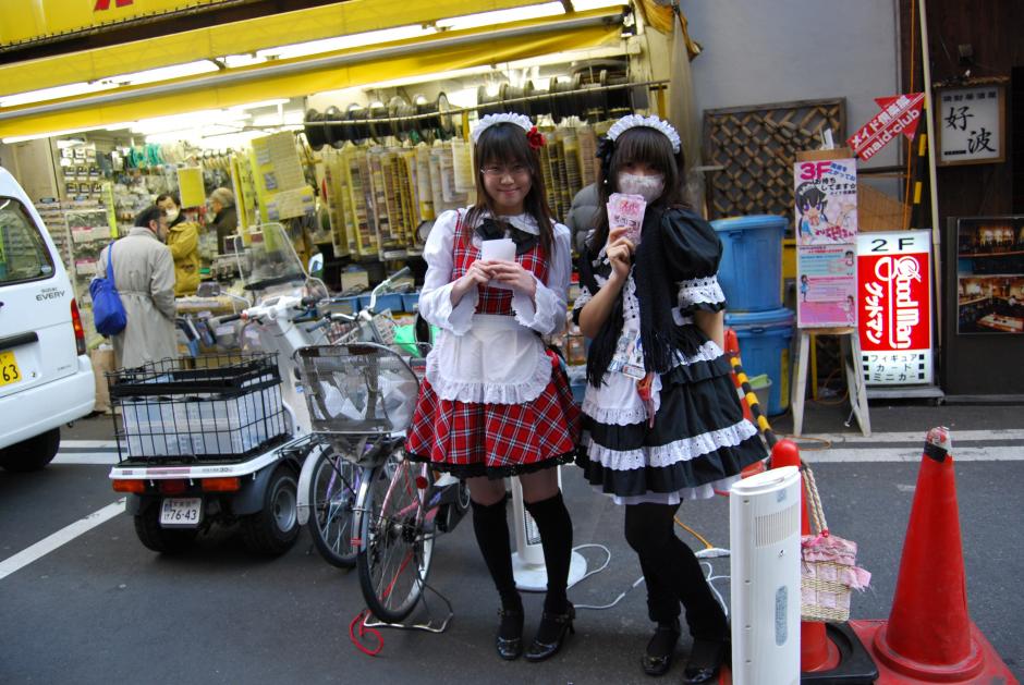 Dos jóvenes posan con atuendos de inspiración manga en el popular barrio de Akihabara, la meca de la tecnología, el manga y los videojuegos de Tokio. (Foto: EFE/Archivo)