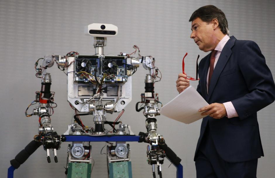 El presidente de la Comunidad de Madrid, Ignacio González, durante la celebración de la decimocuarta edición del congreso de robots humanoides más importante del mundo, en el que se presentan los modelos más avanzados y los escenarios en los que estos robots pueden ayudar al ser humano, organizado por la Universidad Carlos III de Madrid. (Foto: EFE)