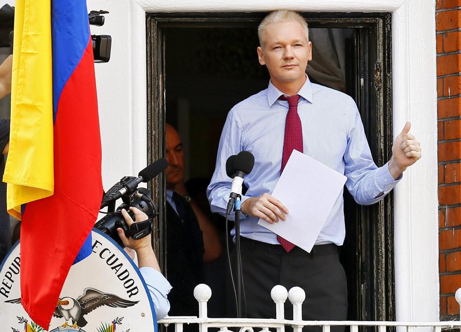 Fotografía de archivo fechada el 19 de agosto de 2012, del fundador de WikiLeaks, el australiano Julian Assange, mientras se dirige a los medios y a sus seguidores desde un balcón de la embajada de Ecuador en Londres, Reino Unido. (Foto: EFE/Archivo)