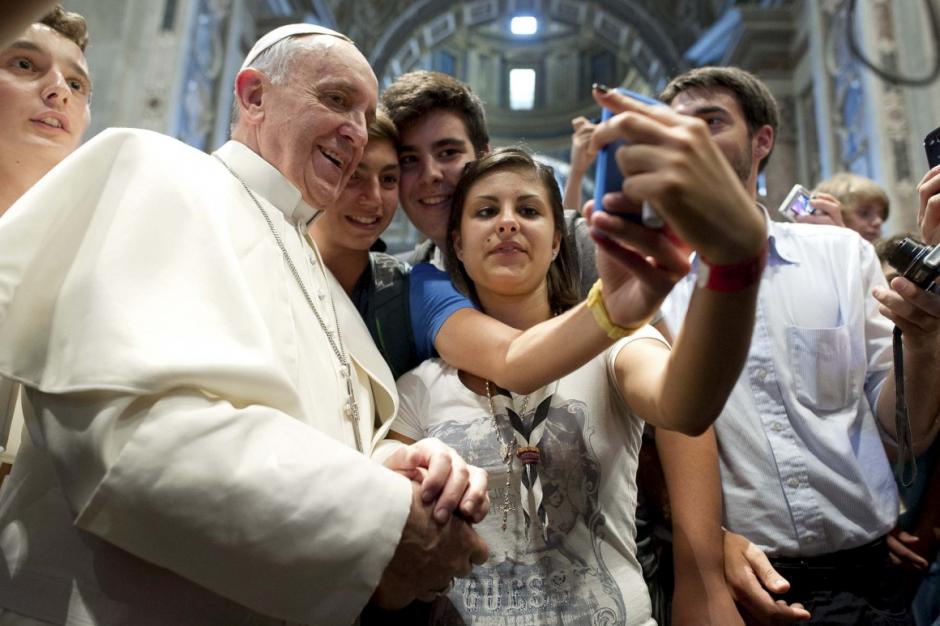 El momento en el que el Papa Francisco se toma una foto de sí mismo con un grupo de jóvenes. 