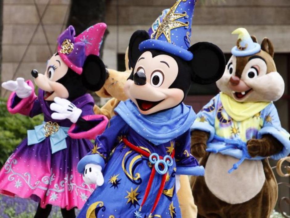 Mickey y Minnie Mouse y una ardilla, todos ellos personajes de Disney. (Foto: AFP/Archivo)