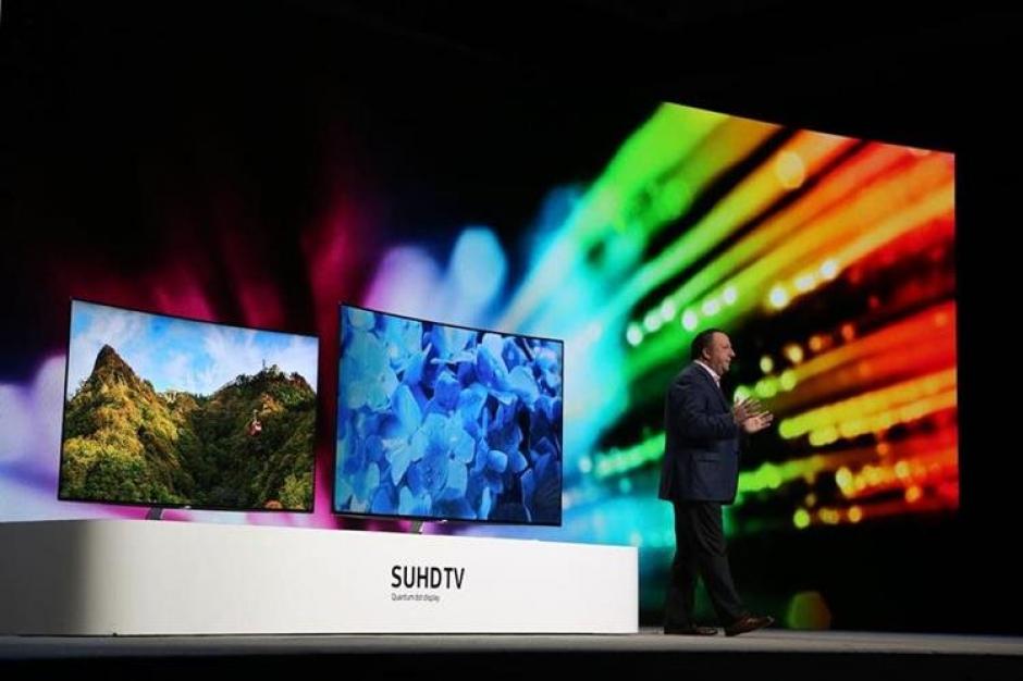 El presidente de Samsung América, Tim Baxter, presenta las pantallas SUHGTV Quantum Dot en el CES, el 5 de enero (Foto: AFP).