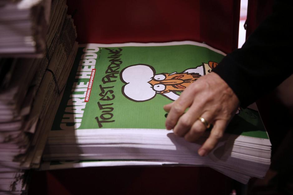 La nueva edición del semanario satírico "Charlie Hebdo", a la venta en un quiosco en la estación de Lyon en París, Francia. (Foto: EFE)
