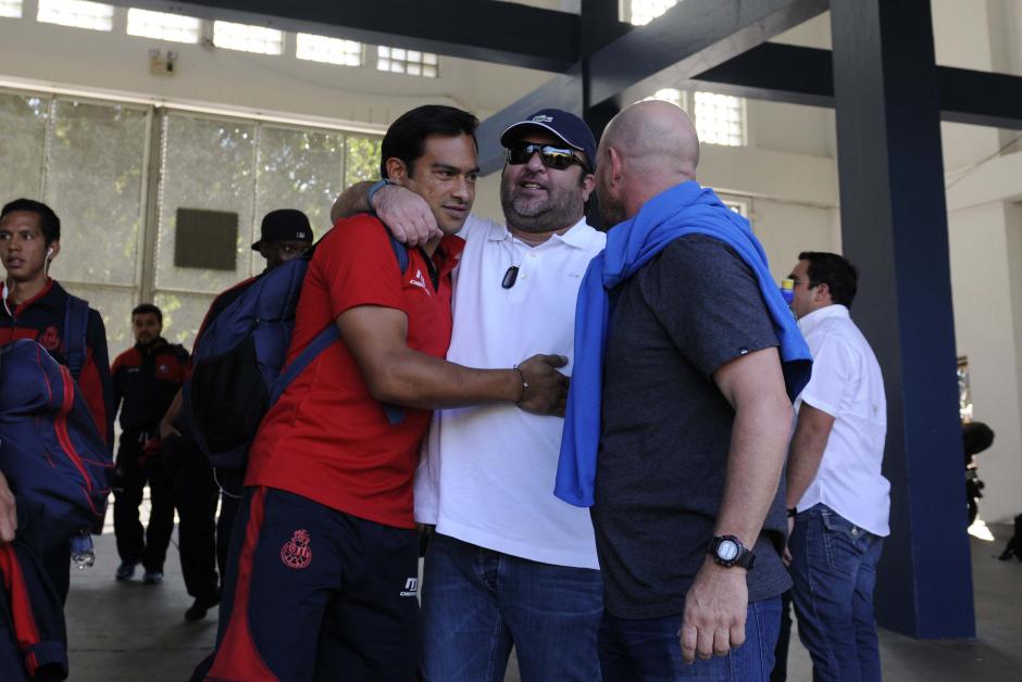 El expresidente de Comunicaciones, Roberto Arzú, y el delantero de Municipal, Carlos "El Pescado" Ruiz se abrazaron en las afueras del estadio. (Foto: Nuestro Diario).