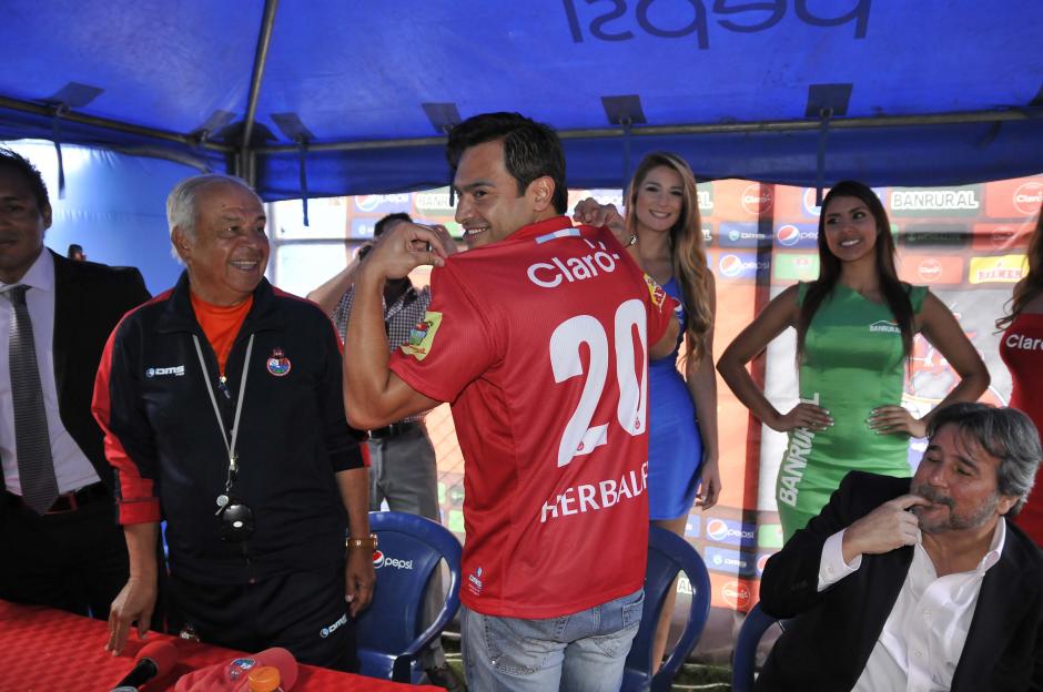 Carlos Ruiz vestirá el número 20 este domingo en su segundo debut con Municipal. (Foto: Nuestro Diario).