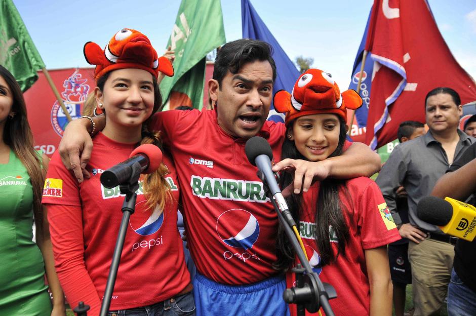 "Por ellas, Andrea y Samanta, es que estoy en Guatemala", dijo el goleador Carlos Ruiz al reincorporarse a su casa, el club Municipal. (Foto: Nuestro Diario).