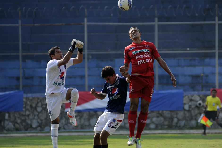 El equipo de la Universidad de San Carlos desprovechó una magnifica oportunidad de mantener o ampliar su ventaja en el liderato del torneo Clausura 2014. (Foto: Nuestro Diario)
