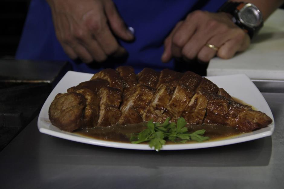El chef Pablo Lou te enseñará a preparar un platillo delicioso en tan poco tiempo. El solomio de cerdo es una buena opción para esta navidad. (Foto: Fredy Hernández/Soy502)