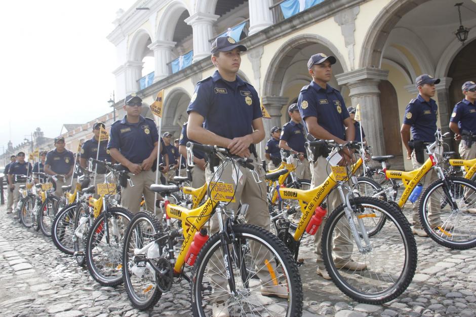 20 bicicletas fueron entregadas a la Policía de Turismo de la Antigua Guatemala, que ahora patrullará en dos ruedas la ciudad colonial. (Foto: INGUAT).