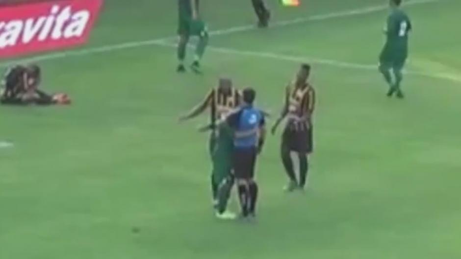 El abrazo particular de un futbolista al árbitro, en la Liga de Brasil. (Foto: Marca)