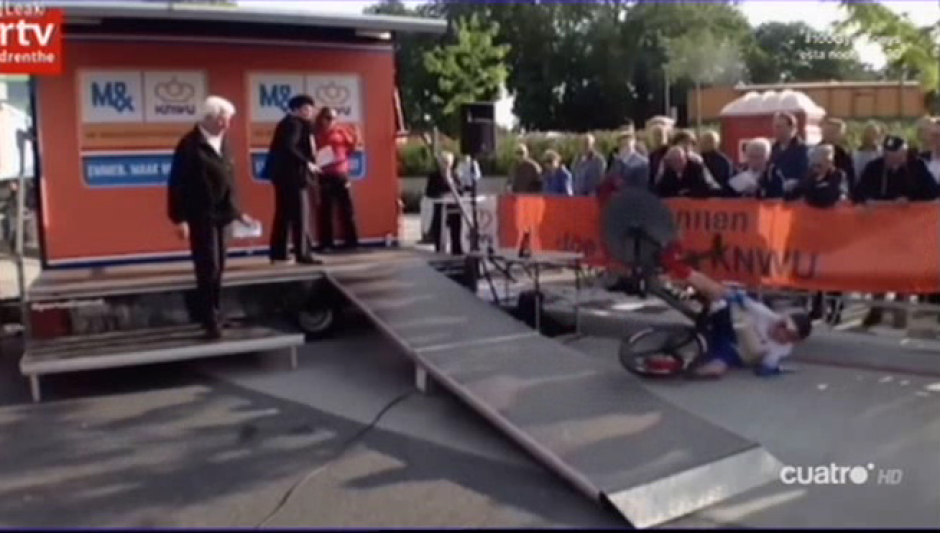 Caída del ciclista holandés, Remco Grasman, que termina en escalofriante fractura de brazo.