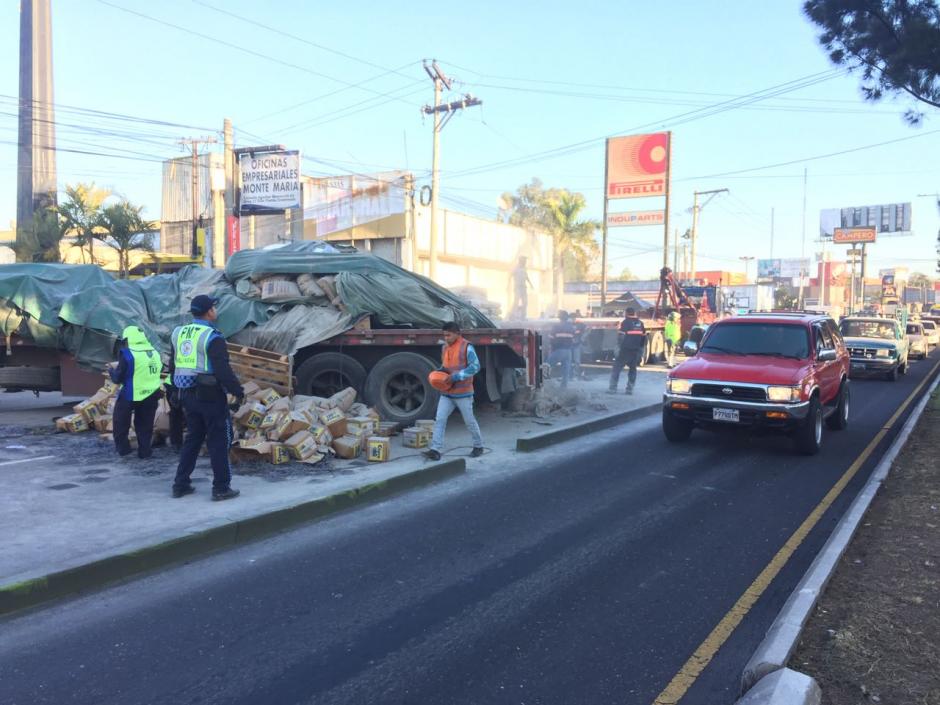 Fuertes complicaciones de tránsito en la calzada Aguilar Batres por el choque de dos tráileres que dejó una persona muerta. (Foto: Jesús Alfonso/Soy502)