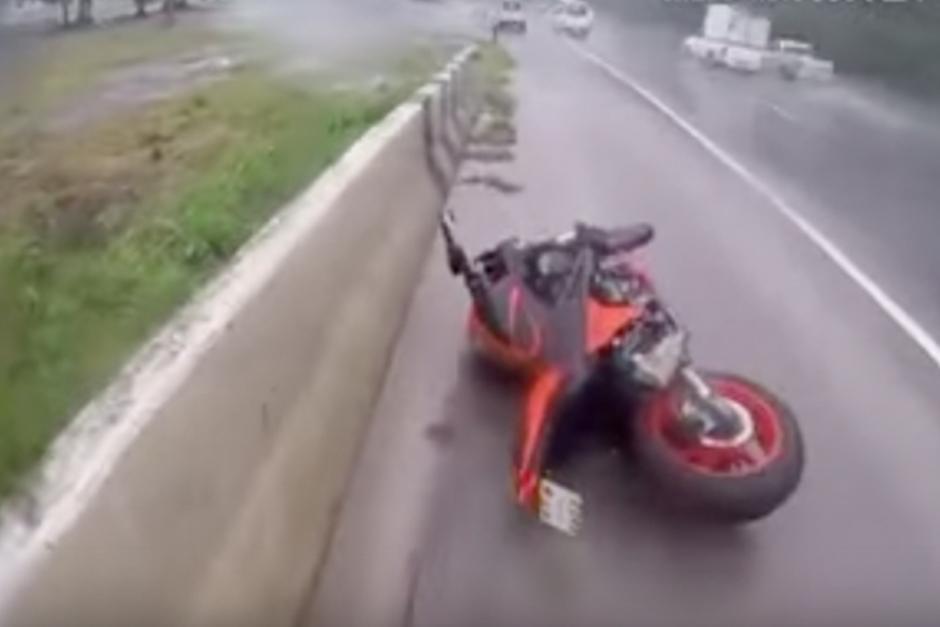 Un motociclista y su acompañante se salvaron de morir tras caer en el asfalto mojado. (Imagen: YouTube)