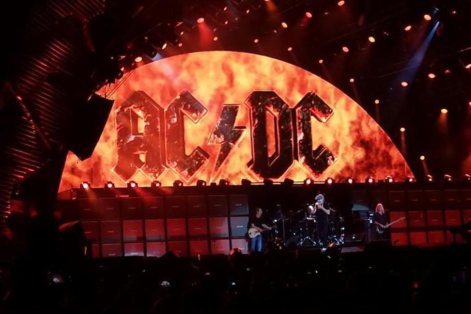 La posibilidad de que Johnson, de 68 años, se quede sordo si continúa subiéndose a un escenario, es alta. (Foto: Archivo)