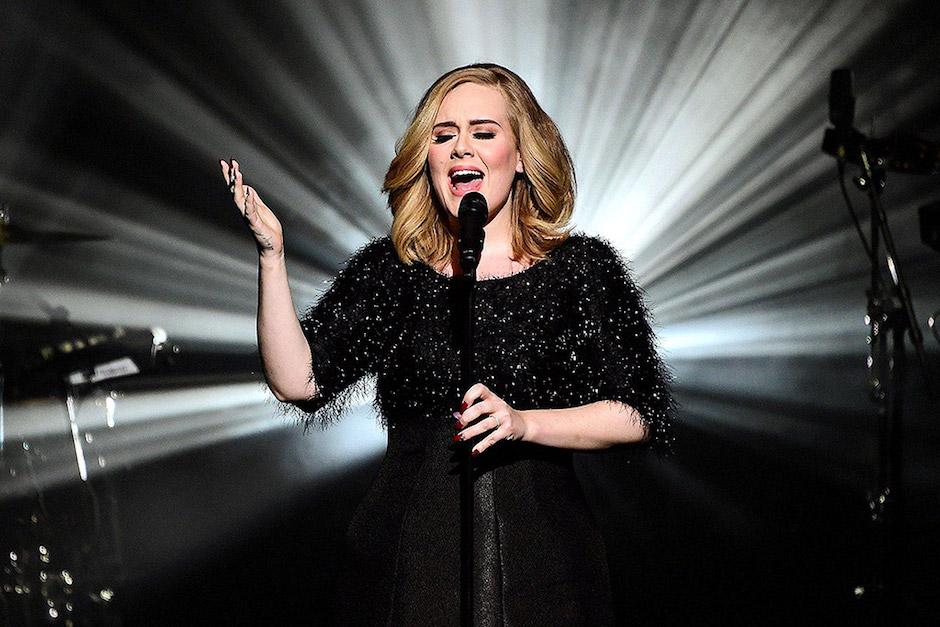 Adele durante uno de sus conciertos de su gira 2016 (Foto: people.com) 