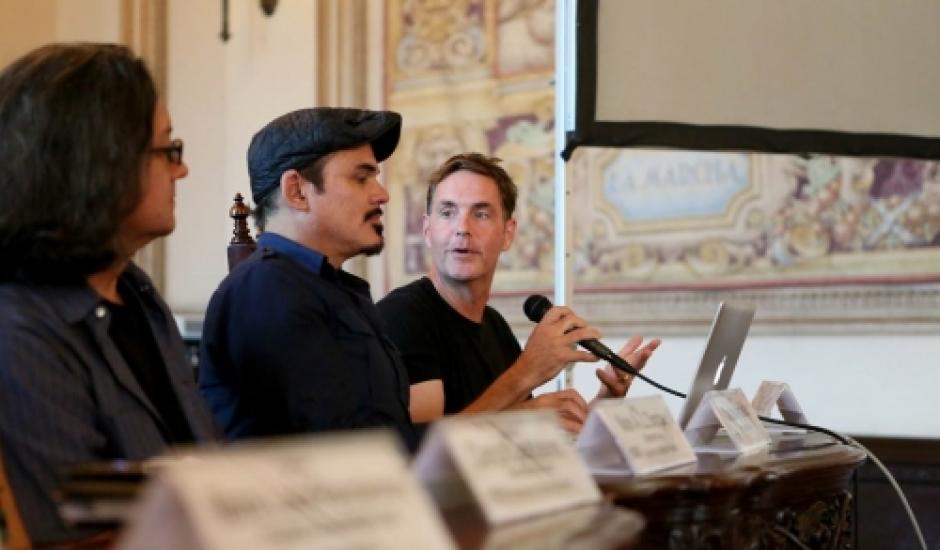 El guatemalteco Carlos Agüello, acompañado de los productores cinematográficos Dan Chuba y Mark Dippe, quienes dictarán una conferencia este miércoles. (Foto: AGN)