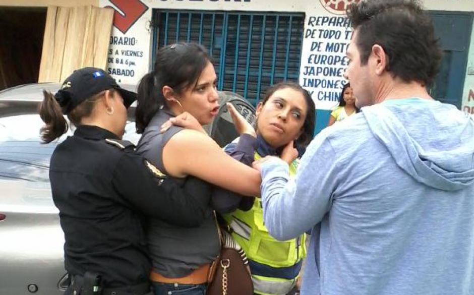 La foto subida a redes sociales por usuarios de Twitter muestra el momento de la agresión. (Foto: Twitter)