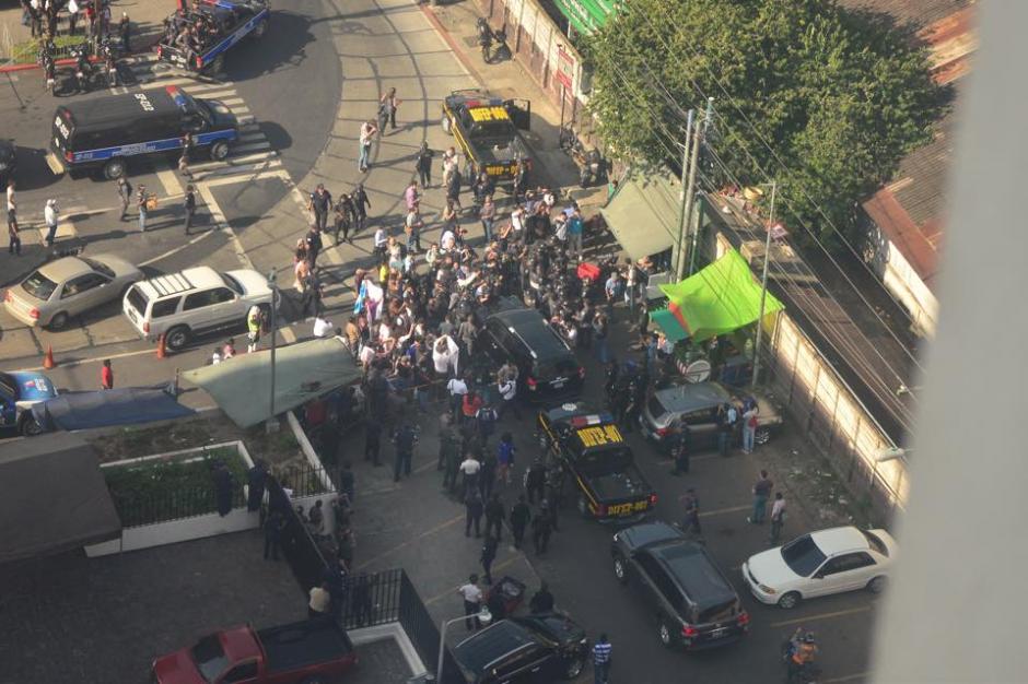 Los periositas intentaban obtener la versión de Roxana Baldetti pero fueron agredidos por elementos de la PNC. (Foto: Jesús Alfonso/Soy502) 