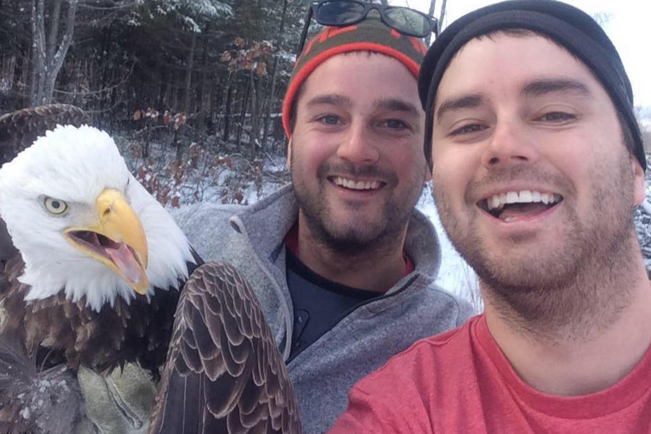 Los hermanos Fletcher se tomaron una selfie con un águila calva. (Foto: Michael Fletcher/Facebook)