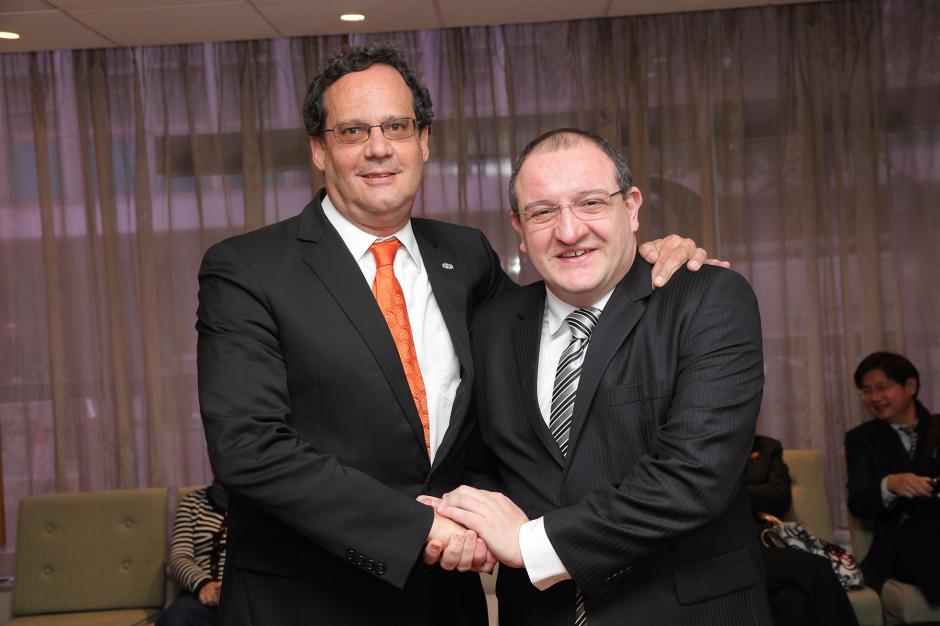 José Orive es felicitado por el canciller Fernando Carrera Castro luego de ser nombrado Director Ejecutivo de la Organización Internacional del Azúcar. (Foto: Ministerio de Relaciones Exteriores)