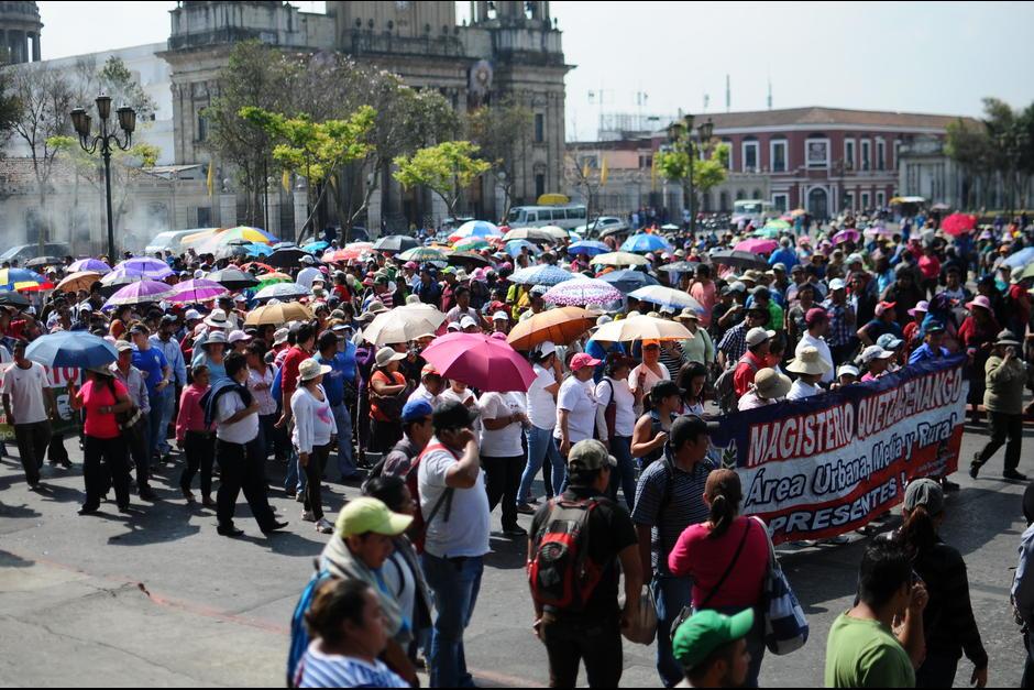 Un grupo de profesores realizaron un plantón en la Plaza de la Constitución para exigir que se derogue el decreto 11-2016. (Foto: Archivo/Soy502)