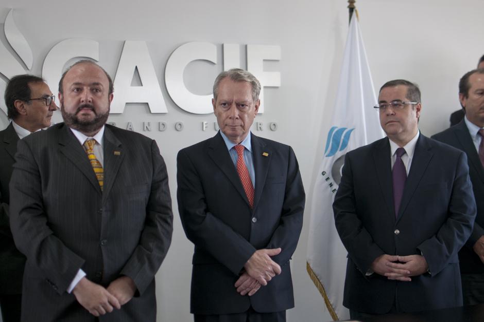 Antonio Malouf, primer vicepresidente del CACIF, junto a Jorge Briz y José González Campo. (Foto: Alejandro Balán/Soy502)