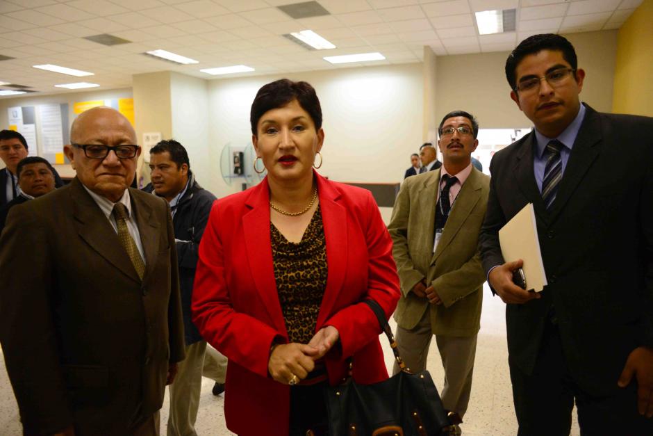 Thelma Aldana será juramentada mañana como Fiscal General, en la imagen es acompañada por dos de los nuevos funcionarios del MP. (Foto: Jesús Alfonso/Soy502) 