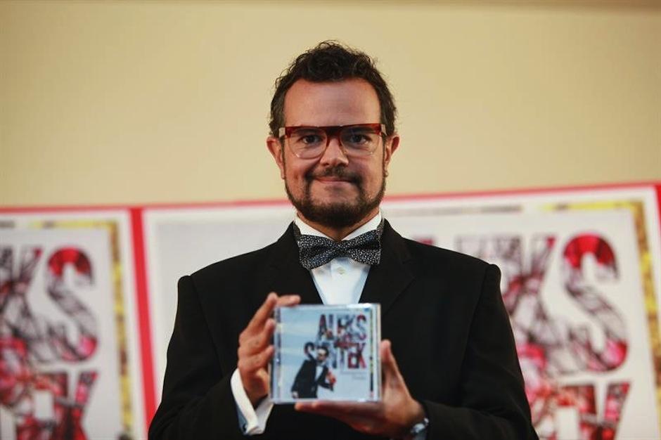 Aleks Syntek estrenó el viernes 27 de junio, en la ciudad de México, su nueva producción titulada "Romántico Desliz". (Foto: EFE) 