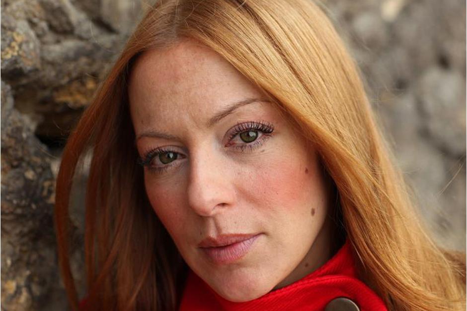 Amaral Dias, de 40 años, se convirtió en la primera figura política portuguesa en posar desnuda para la portada del último número de la revista "Cristina". (Imagen: Google)