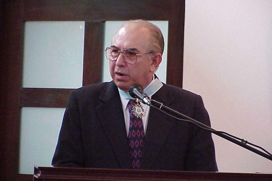 En 2003, Amilcar Burgos Solís fue condecorado con la Orden del Quetzal en grado de Comendador por su trabajo realizado en la política nacional. Burgos Solís falleció este domingo a su 76 años de edad. (Foto: Archivo)