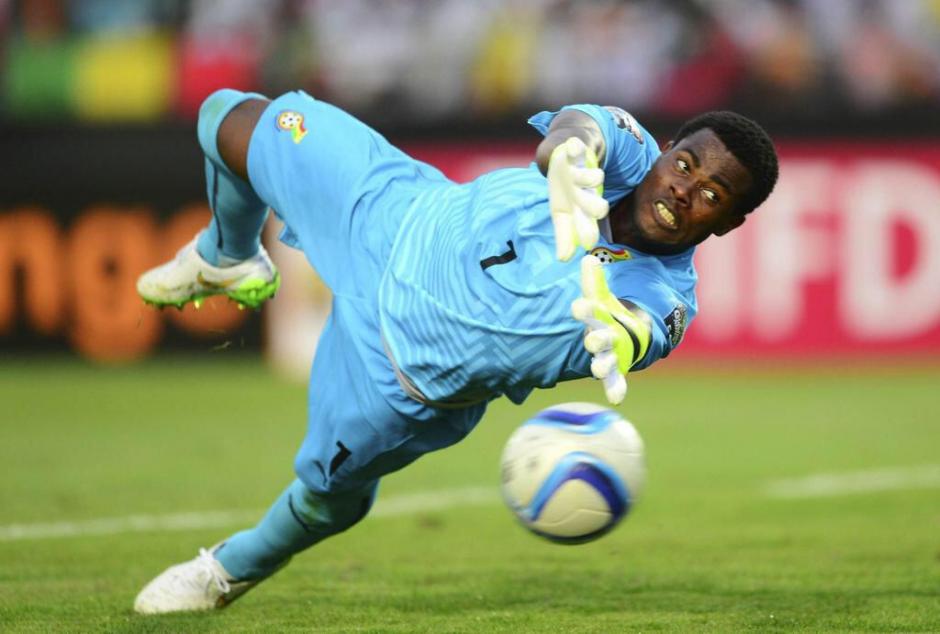 El arquero de la selección de Ghana, Razak Brimah, fue capturado con su amuleto de la suerte previo al encuentro ante Guinea Ecuatorial por las semifinales de la Copa de África. (Foto: AFP) 