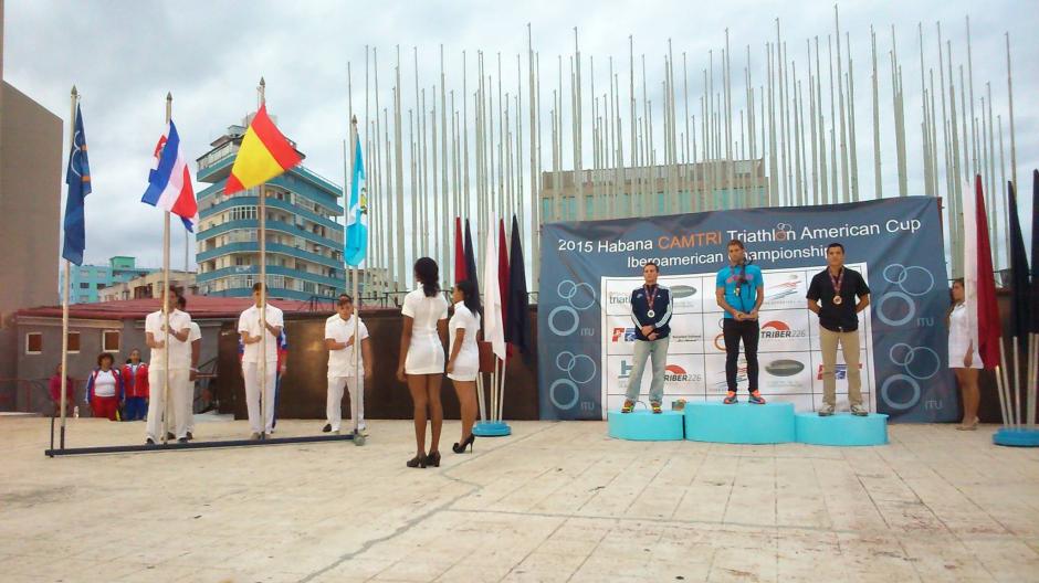 Andrés Fonseca, a la derecha, en el podio de La Habana. Su registro fue de 4 horas, 43 minutos y 31 segundos. El oro fue para el español Marcel Zamora (4:20:56 hrs) y la plata para el costarricense Ernesto Espinoza (4:37:57 hrs).