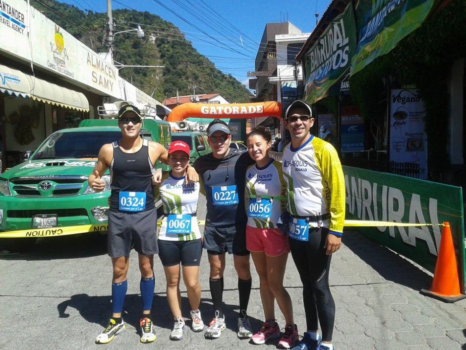 Andrés Fonseca (primero de la izquierda) en la linea de meta de la carrera organizada para programas de limpieza de las aguas del lago de Atitlán. (Foto: Andrés Fonseca)